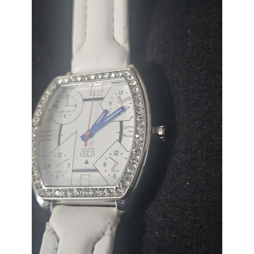 38.1mm crystal Fashion Analog Quartz watch w/white Faux Leather Band